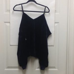 🎉10 for $10🎉NWOT Romeo & Juliet Couture velvet  cold shoulder top